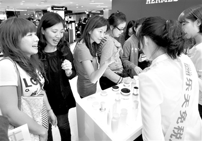 中国游客在韩国首尔明洞商业区内的乐天百货免税店选购商品