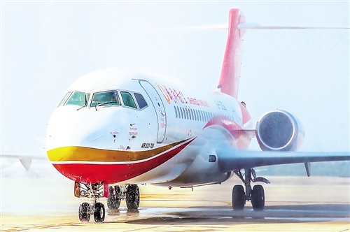 国产新支线客机ARJ21交付运营