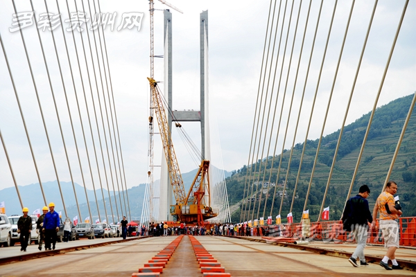 贵州“世界第一高桥”顺利合龙 杭瑞高速贯通“最后一公里”
