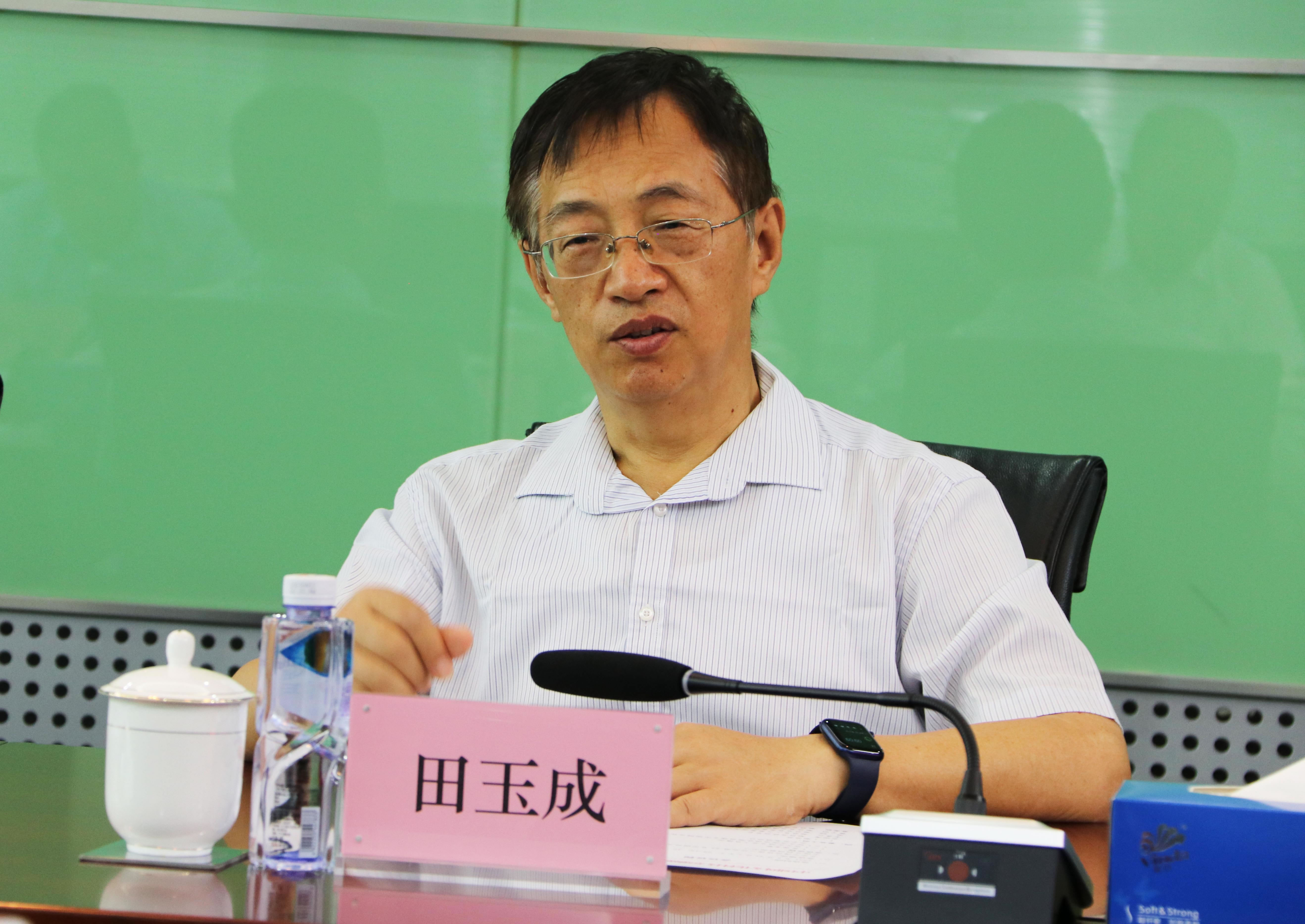 首先,北京时间中国网科技有限公司董事长田玉成,总经理谢金明对来访的