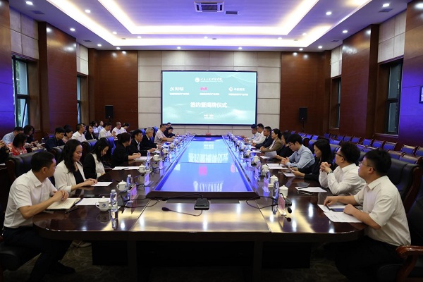 重庆人文科技学院举行三个现代产业学院签约揭牌仪式