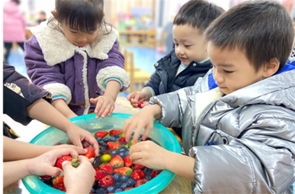 定南县第六公办示范幼儿园开展自制冰糖葫芦课程活动