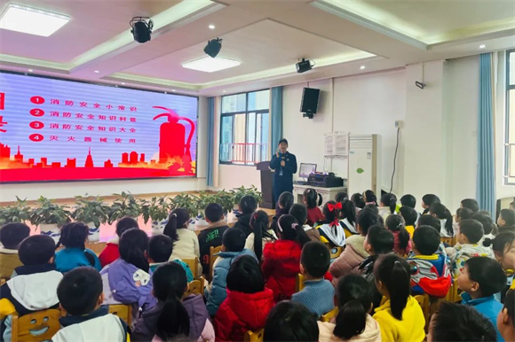 兴国县第三幼儿园开展消防知识培训及应急疏散演练活动
